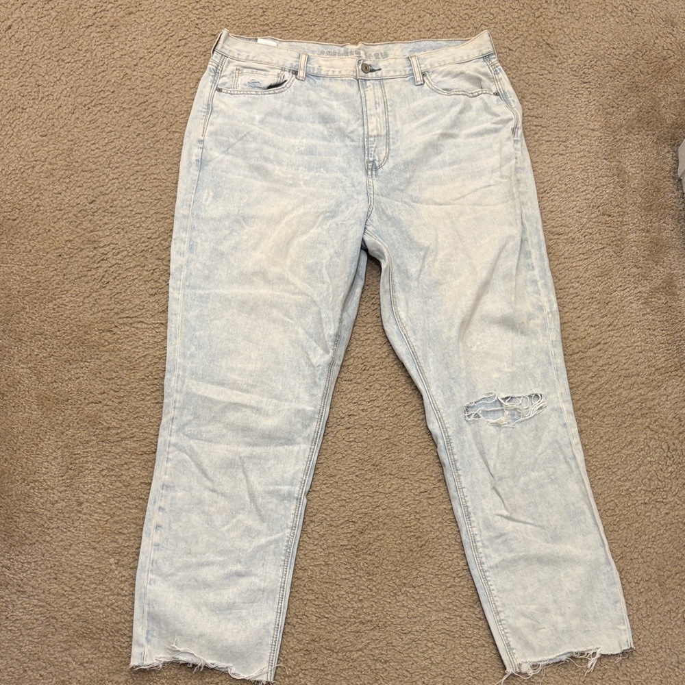 American Eagle Outfitters Light Wash Boyfriend Jeans with Knee Rip